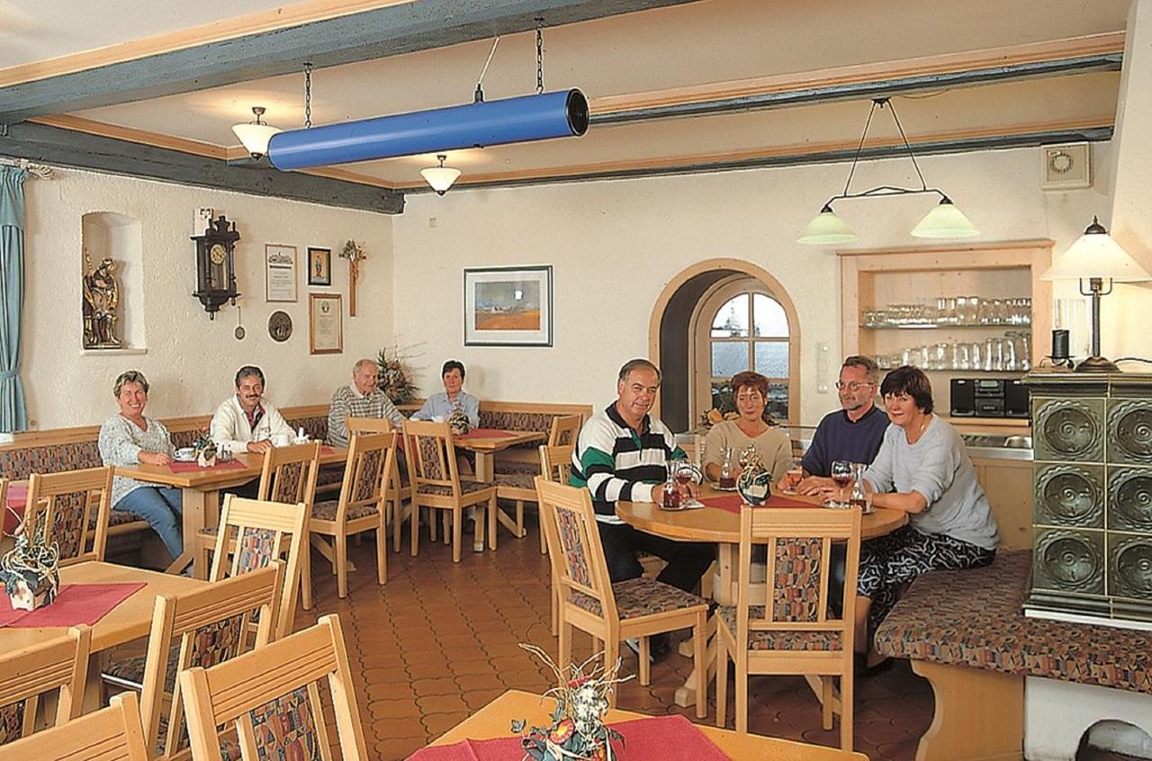 נויקירשן ביים הייליגן בלוט Hotel-Gasthof Zur Linde מראה חיצוני תמונה
